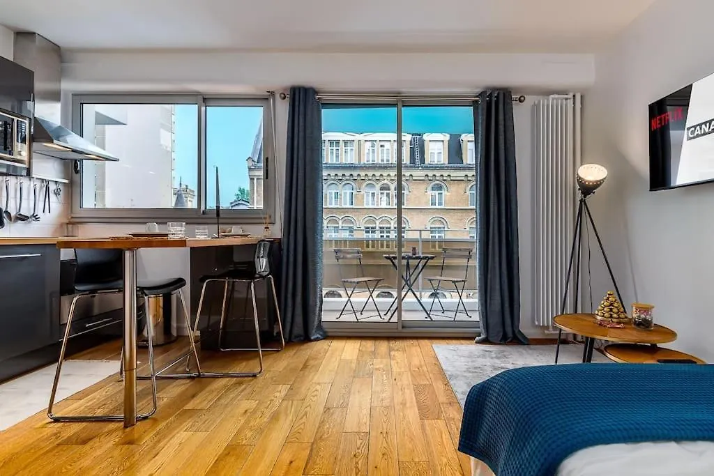 Central Cosy Studio With Sunny Balcony Párizs